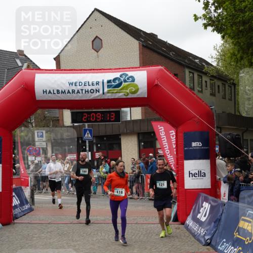 04.05.2025 - 8. Wedeler Halbmarathon Felixshl http://msf.ph/oto/7829867 04.05.2025 12:09:11 Ziel 118, 121, 160, 238 meine-sportfotos.de