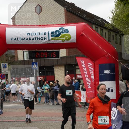 04.05.2025 - 8. Wedeler Halbmarathon Felixshl http://msf.ph/oto/7829917 04.05.2025 12:09:12 Ziel 118, 121, 160, 238 meine-sportfotos.de