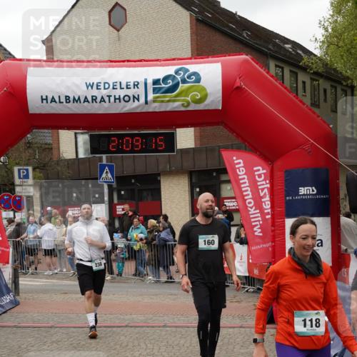 04.05.2025 - 8. Wedeler Halbmarathon Felixshl http://msf.ph/oto/7829925 04.05.2025 12:09:13 Ziel 118, 121, 160, 238 meine-sportfotos.de