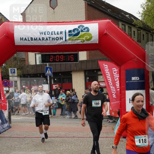 04.05.2025 - 8. Wedeler Halbmarathon Felixshl http://msf.ph/oto/7829934 04.05.2025 12:09:13 Ziel 118, 121, 160, 238 meine-sportfotos.de