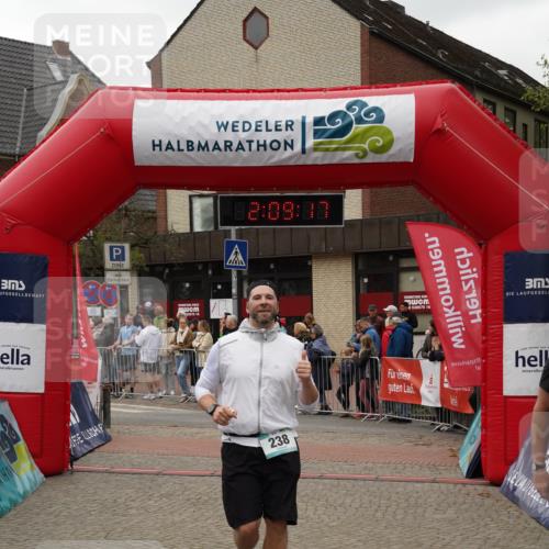 04.05.2025 - 8. Wedeler Halbmarathon Felixshl http://msf.ph/oto/7829969 04.05.2025 12:09:15 Ziel 118, 121, 160, 238 meine-sportfotos.de