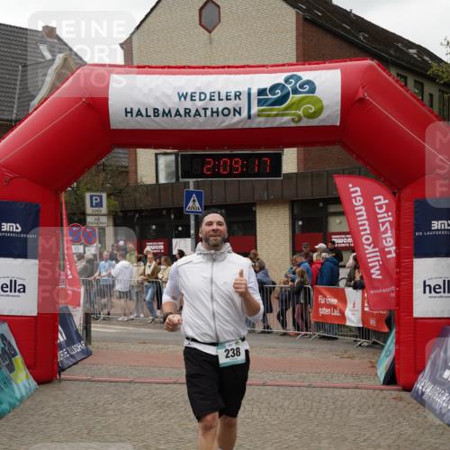 04.05.2025 - 8. Wedeler Halbmarathon Felixshl http://msf.ph/oto/7829976 04.05.2025 12:09:15 Ziel 118, 121, 160, 238 meine-sportfotos.de