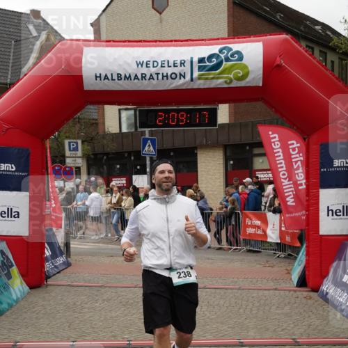 04.05.2025 - 8. Wedeler Halbmarathon Felixshl http://msf.ph/oto/7829987 04.05.2025 12:09:15 Ziel 118, 121, 160, 238 meine-sportfotos.de