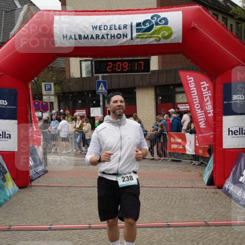 04.05.2025 - 8. Wedeler Halbmarathon Felixshl http://msf.ph/oto/7829994 04.05.2025 12:09:15 Ziel 118, 121, 160, 238 meine-sportfotos.de