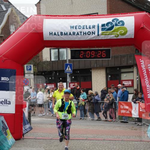 04.05.2025 - 8. Wedeler Halbmarathon Felixshl http://msf.ph/oto/7830028 04.05.2025 12:09:24 Ziel 36, 253 meine-sportfotos.de