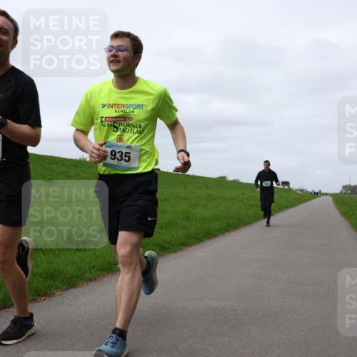 04.05.2025 - 8. Wedeler Halbmarathon Yannick Fuchs http://msf.ph/oto/7830306 04.05.2025 11:37:46 Laufen 325, 935 meine-sportfotos.de