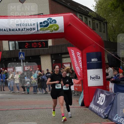 04.05.2025 - 8. Wedeler Halbmarathon Felixshl http://msf.ph/oto/7831016 04.05.2025 12:10:55 Ziel 807, 1112, 1115 meine-sportfotos.de