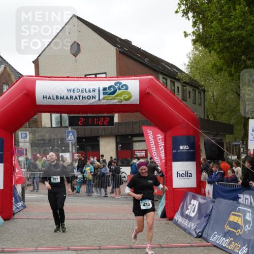 04.05.2025 - 8. Wedeler Halbmarathon Felixshl http://msf.ph/oto/7831224 04.05.2025 12:11:20 Ziel 327, 433, 829 meine-sportfotos.de