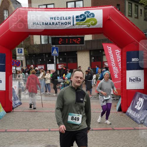 04.05.2025 - 8. Wedeler Halbmarathon Felixshl http://msf.ph/oto/7831263 04.05.2025 12:11:40 Ziel 849, 909 meine-sportfotos.de