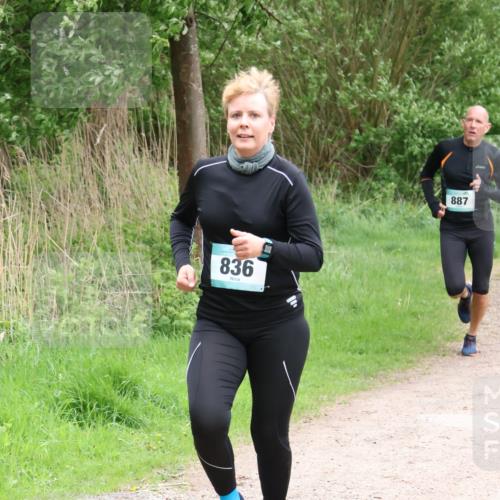 04.05.2025 - 8. Wedeler Halbmarathon Lena Gebhardt http://msf.ph/oto/7832141 04.05.2025 11:19:32 Laufen 836, 887 meine-sportfotos.de