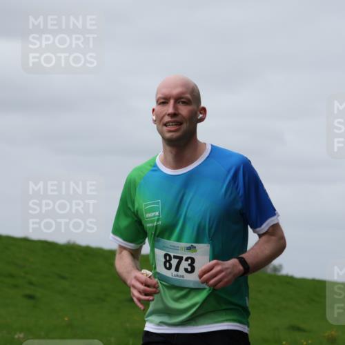 04.05.2025 - 8. Wedeler Halbmarathon Yannick Fuchs http://msf.ph/oto/7832144 04.05.2025 11:41:04 Laufen 56, 873 meine-sportfotos.de