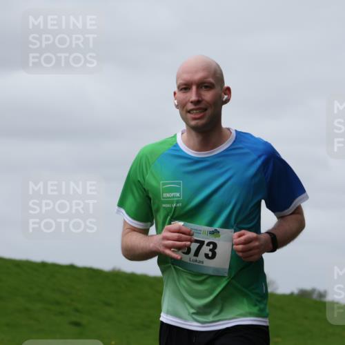 04.05.2025 - 8. Wedeler Halbmarathon Yannick Fuchs http://msf.ph/oto/7832153 04.05.2025 11:41:04 Laufen 573 meine-sportfotos.de