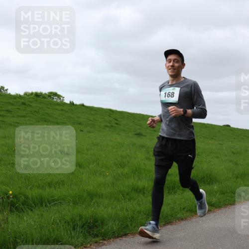 04.05.2025 - 8. Wedeler Halbmarathon Yannick Fuchs http://msf.ph/oto/7832382 04.05.2025 11:41:20 Laufen 168 meine-sportfotos.de
