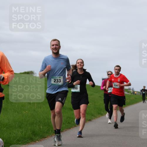04.05.2025 - 8. Wedeler Halbmarathon Yannick Fuchs http://msf.ph/oto/7832934 04.05.2025 11:41:50 Laufen 559, 233, 398, 256, 31 meine-sportfotos.de