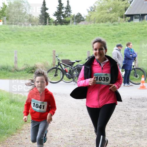 04.05.2025 - 8. Wedeler Halbmarathon Lena Gebhardt http://msf.ph/oto/7833036 04.05.2025 11:21:12 Laufen 1041, 1039 meine-sportfotos.de