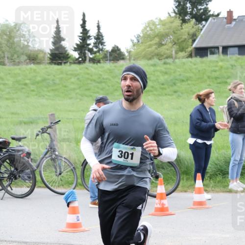 04.05.2025 - 8. Wedeler Halbmarathon Lena Gebhardt http://msf.ph/oto/7833100 04.05.2025 11:21:18 Laufen 301 meine-sportfotos.de