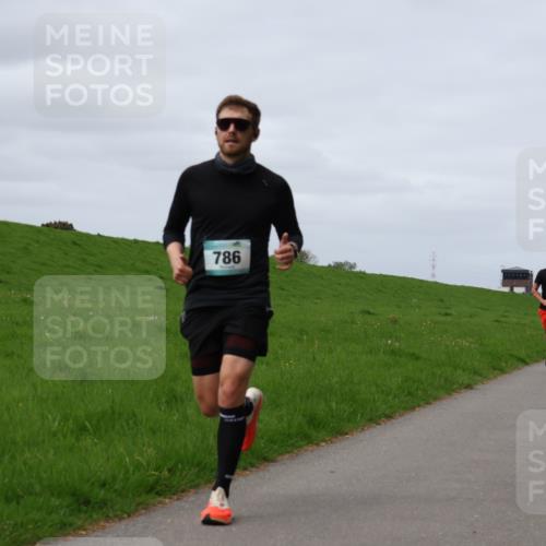 04.05.2025 - 8. Wedeler Halbmarathon Yannick Fuchs http://msf.ph/oto/7833391 04.05.2025 11:42:16 Laufen 786, 429 meine-sportfotos.de