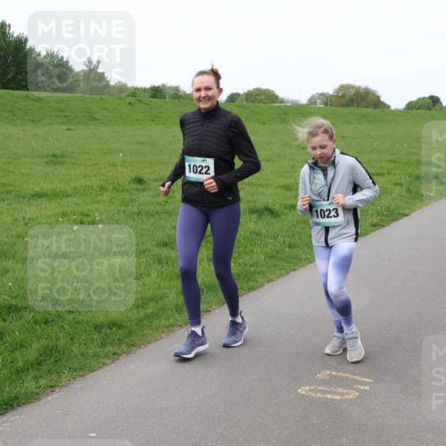 04.05.2025 - 8. Wedeler Halbmarathon Lena Gebhardt http://msf.ph/oto/7833454 04.05.2025 11:22:22 Laufen 1022, 1023 meine-sportfotos.de