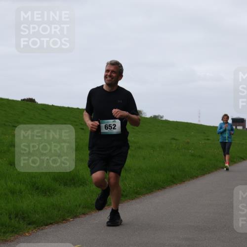 04.05.2025 - 8. Wedeler Halbmarathon Yannick Fuchs http://msf.ph/oto/7833490 04.05.2025 11:21:51 Laufen 652, 513 meine-sportfotos.de