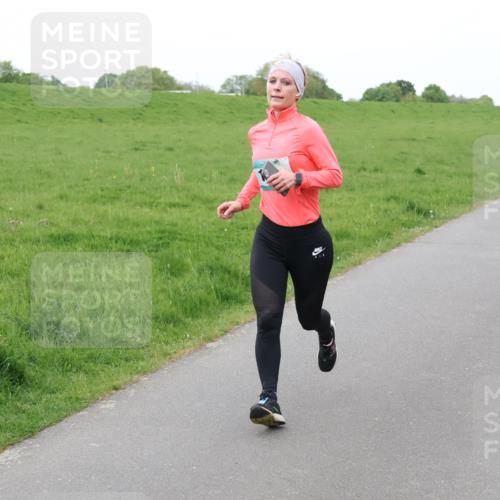 04.05.2025 - 8. Wedeler Halbmarathon Lena Gebhardt http://msf.ph/oto/7833512 04.05.2025 11:22:33 Laufen 351 meine-sportfotos.de