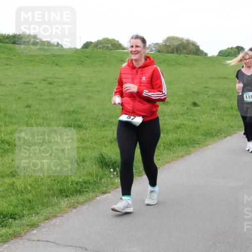 04.05.2025 - 8. Wedeler Halbmarathon Lena Gebhardt http://msf.ph/oto/7833557 04.05.2025 11:22:42 Laufen 1152, 679, 678, 103 meine-sportfotos.de