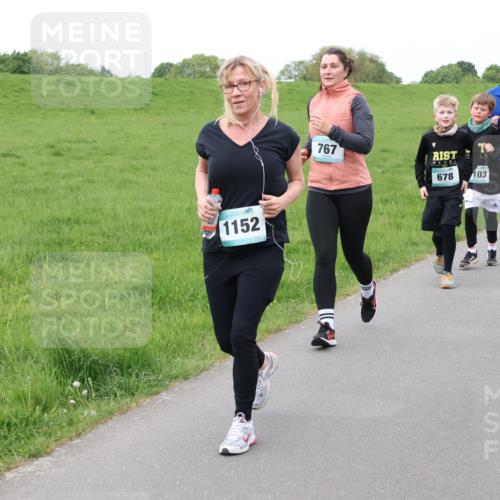 04.05.2025 - 8. Wedeler Halbmarathon Lena Gebhardt http://msf.ph/oto/7833578 04.05.2025 11:22:43 Laufen 1152, 767, 678, 103, 679 meine-sportfotos.de