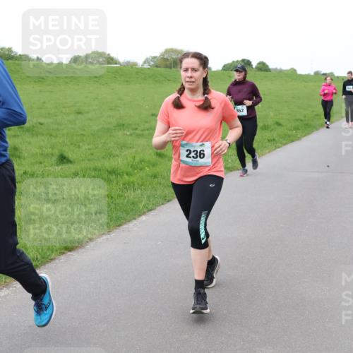 04.05.2025 - 8. Wedeler Halbmarathon Lena Gebhardt http://msf.ph/oto/7833649 04.05.2025 11:22:50 Laufen 236, 962 meine-sportfotos.de