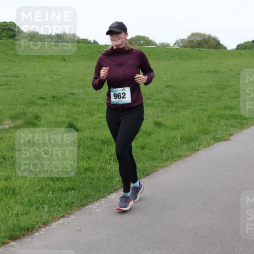 04.05.2025 - 8. Wedeler Halbmarathon Lena Gebhardt http://msf.ph/oto/7833670 04.05.2025 11:22:52 Laufen 962 meine-sportfotos.de
