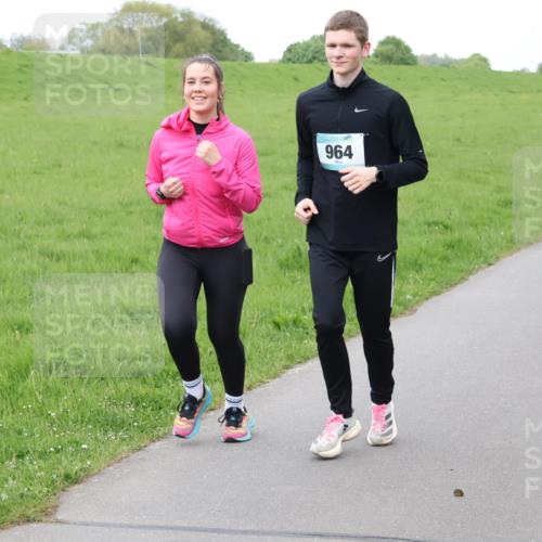 04.05.2025 - 8. Wedeler Halbmarathon Lena Gebhardt http://msf.ph/oto/7833682 04.05.2025 11:22:55 Laufen 964, 155 meine-sportfotos.de