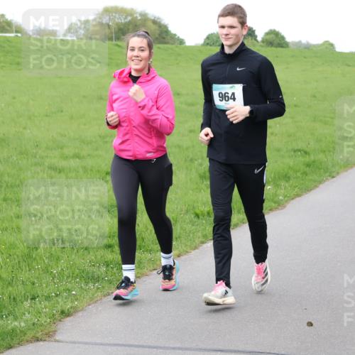 04.05.2025 - 8. Wedeler Halbmarathon Lena Gebhardt http://msf.ph/oto/7833686 04.05.2025 11:22:55 Laufen 964, 155 meine-sportfotos.de