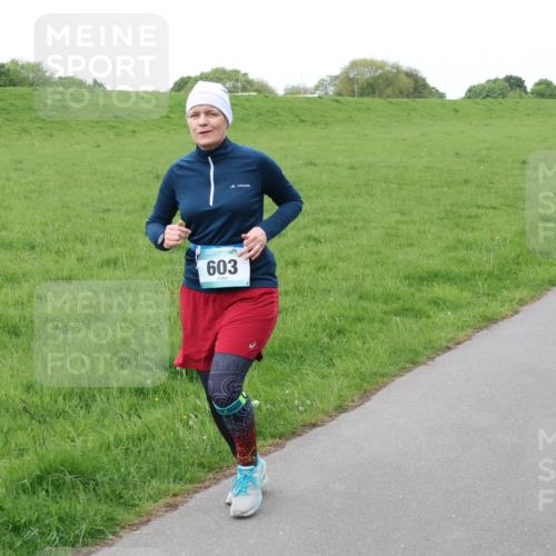 04.05.2025 - 8. Wedeler Halbmarathon Lena Gebhardt http://msf.ph/oto/7833801 04.05.2025 11:23:07 Laufen 603, 102 meine-sportfotos.de