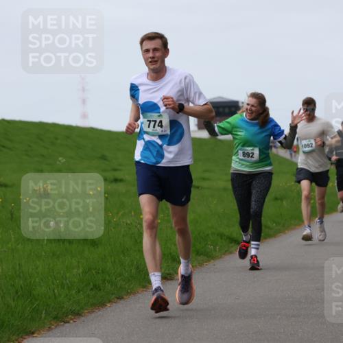 04.05.2025 - 8. Wedeler Halbmarathon Yannick Fuchs http://msf.ph/oto/7833913 04.05.2025 11:22:10 Laufen 774, 21, 892, 1092, 102, 1209 meine-sportfotos.de