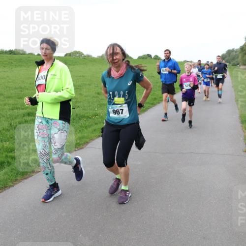 04.05.2025 - 8. Wedeler Halbmarathon Lena Gebhardt http://msf.ph/oto/7834010 04.05.2025 11:23:29 Laufen 800, 2125, 967, 102, 579 meine-sportfotos.de