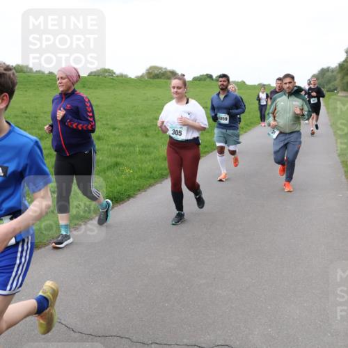 04.05.2025 - 8. Wedeler Halbmarathon Lena Gebhardt http://msf.ph/oto/7834055 04.05.2025 11:23:32 Laufen 305, 1059 meine-sportfotos.de