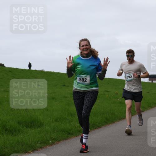 04.05.2025 - 8. Wedeler Halbmarathon Yannick Fuchs http://msf.ph/oto/7834081 04.05.2025 11:22:16 Laufen 892, 1092, 1029, 1209 meine-sportfotos.de