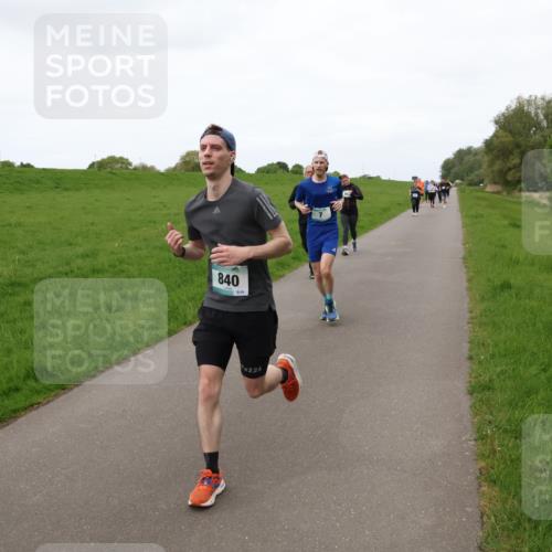 04.05.2025 - 8. Wedeler Halbmarathon Lena Gebhardt http://msf.ph/oto/7834133 04.05.2025 11:23:37 Laufen 840, 226 meine-sportfotos.de