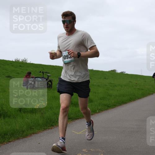 04.05.2025 - 8. Wedeler Halbmarathon Yannick Fuchs http://msf.ph/oto/7834134 04.05.2025 11:22:18 Laufen 092 meine-sportfotos.de