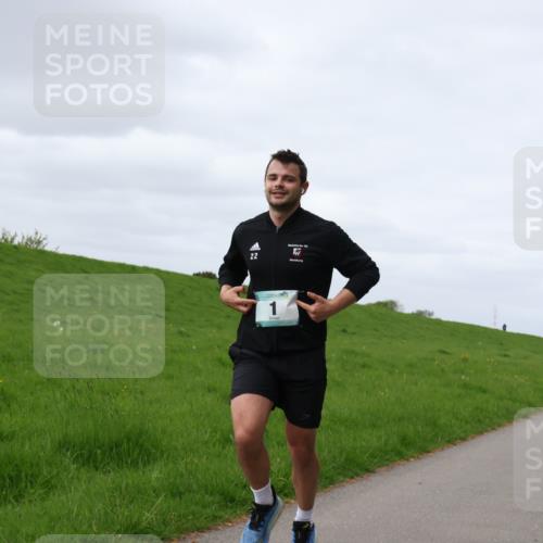 04.05.2025 - 8. Wedeler Halbmarathon Yannick Fuchs http://msf.ph/oto/7834160 04.05.2025 11:43:09 Laufen 22, 1 meine-sportfotos.de