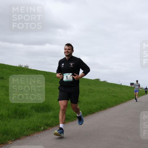 04.05.2025 - 8. Wedeler Halbmarathon Yannick Fuchs http://msf.ph/oto/7834164 04.05.2025 11:43:09 Laufen 22 meine-sportfotos.de