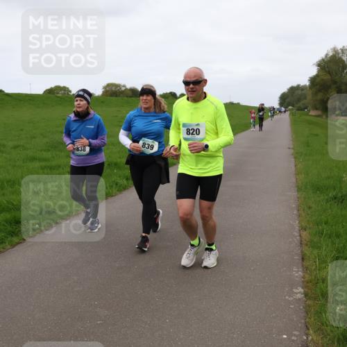 04.05.2025 - 8. Wedeler Halbmarathon Lena Gebhardt http://msf.ph/oto/7834262 04.05.2025 11:23:55 Laufen 838, 839, 820 meine-sportfotos.de
