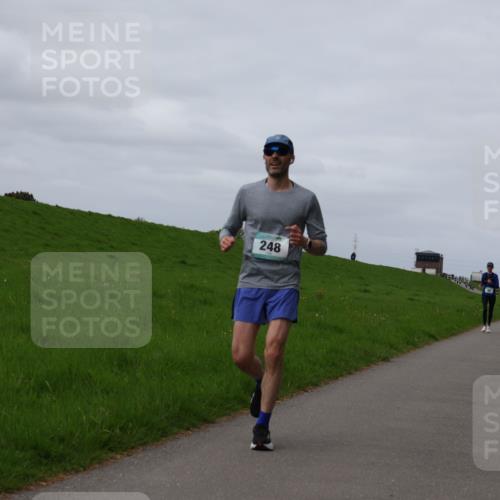 04.05.2025 - 8. Wedeler Halbmarathon Yannick Fuchs http://msf.ph/oto/7834263 04.05.2025 11:43:13 Laufen 248 meine-sportfotos.de