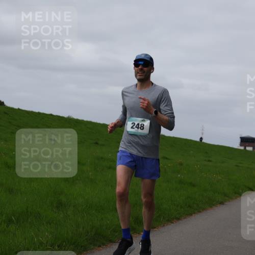 04.05.2025 - 8. Wedeler Halbmarathon Yannick Fuchs http://msf.ph/oto/7834269 04.05.2025 11:43:13 Laufen 248 meine-sportfotos.de