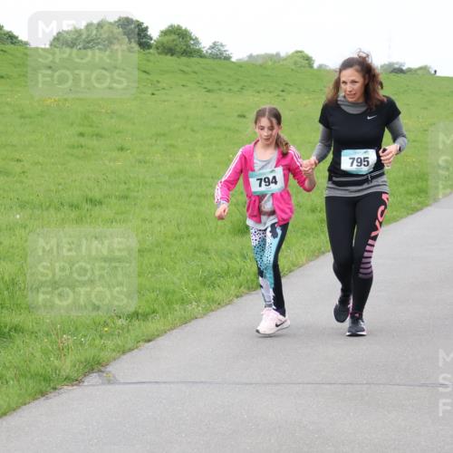 04.05.2025 - 8. Wedeler Halbmarathon Lena Gebhardt http://msf.ph/oto/7834281 04.05.2025 11:24:00 Laufen 794, 795, 910, 1183 meine-sportfotos.de