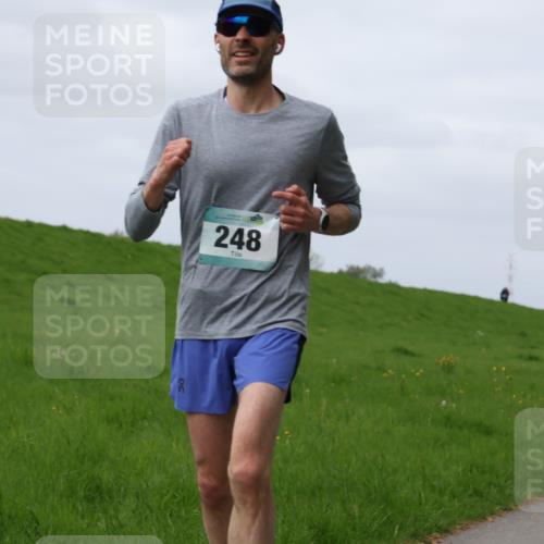 04.05.2025 - 8. Wedeler Halbmarathon Yannick Fuchs http://msf.ph/oto/7834283 04.05.2025 11:43:14 Laufen 248 meine-sportfotos.de