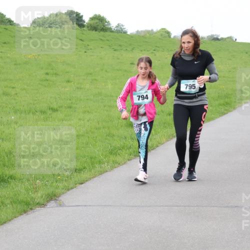 04.05.2025 - 8. Wedeler Halbmarathon Lena Gebhardt http://msf.ph/oto/7834284 04.05.2025 11:24:00 Laufen 794, 795, 910, 1183 meine-sportfotos.de