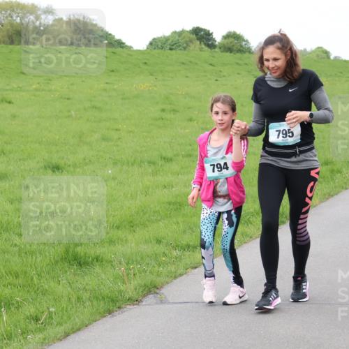 04.05.2025 - 8. Wedeler Halbmarathon Lena Gebhardt http://msf.ph/oto/7834292 04.05.2025 11:24:01 Laufen 794, 795 meine-sportfotos.de