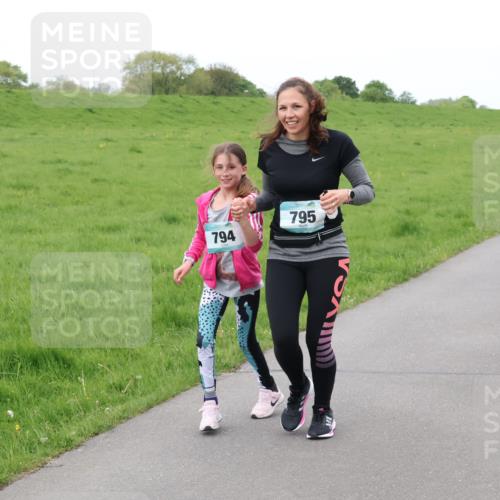 04.05.2025 - 8. Wedeler Halbmarathon Lena Gebhardt http://msf.ph/oto/7834306 04.05.2025 11:24:02 Laufen 794, 795 meine-sportfotos.de