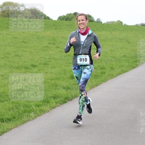 04.05.2025 - 8. Wedeler Halbmarathon Lena Gebhardt http://msf.ph/oto/7834309 04.05.2025 11:24:04 Laufen 910, 1183 meine-sportfotos.de