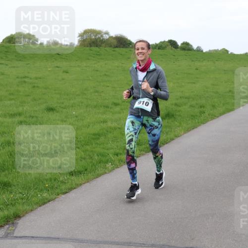 04.05.2025 - 8. Wedeler Halbmarathon Lena Gebhardt http://msf.ph/oto/7834314 04.05.2025 11:24:04 Laufen 910, 1183 meine-sportfotos.de