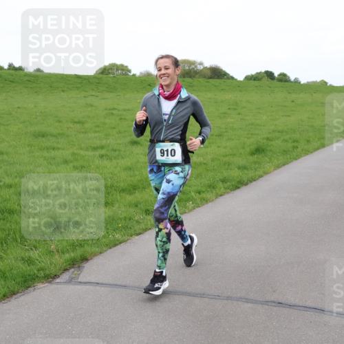 04.05.2025 - 8. Wedeler Halbmarathon Lena Gebhardt http://msf.ph/oto/7834323 04.05.2025 11:24:05 Laufen 910, 1183 meine-sportfotos.de
